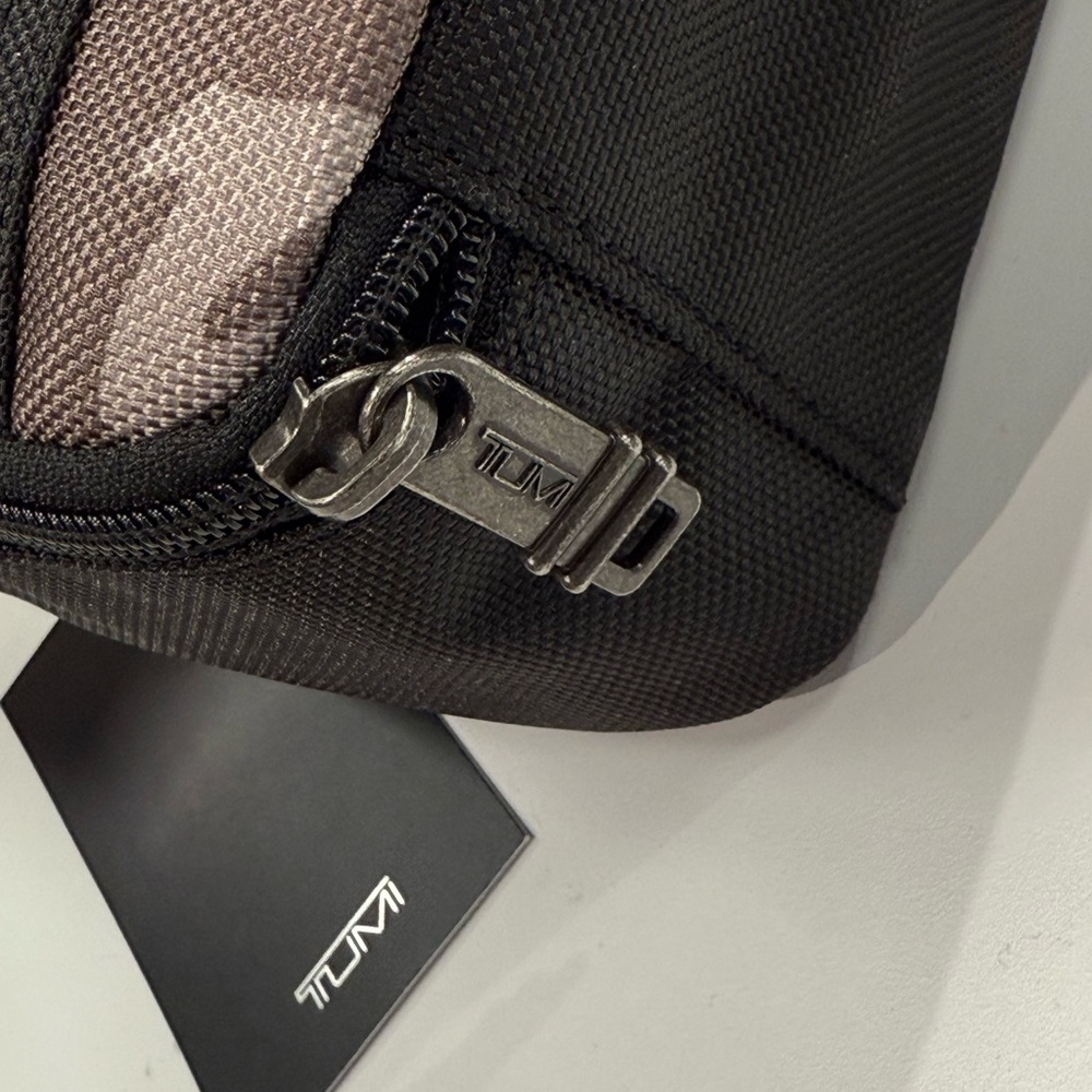 (new+tag) Tumi rare camo travel kit top handle (unisex) - Picture 9 of 11